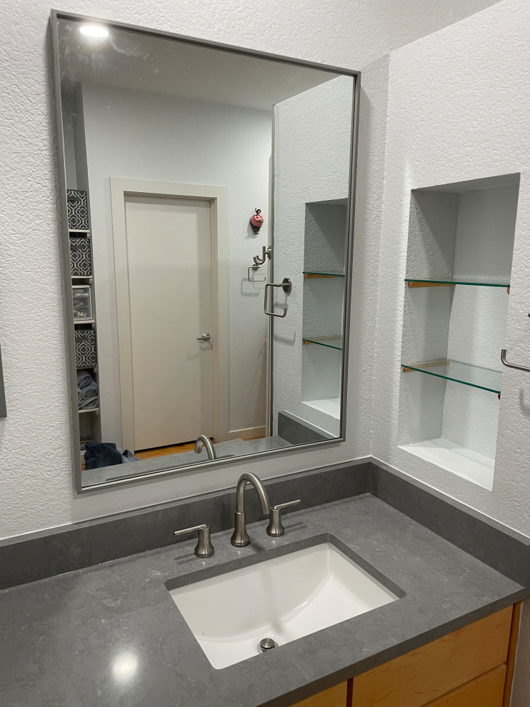 Bild på ett mellanstort funkis grå grått en-suite badrum, med släta luckor, skåp i ljust trä, grå väggar, ett undermonterad handfat och bänkskiva i kvarts