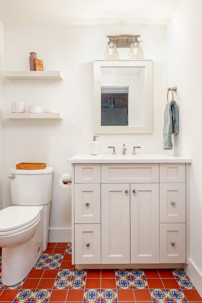 Идея дизайна: ванная комната среднего размера в морском стиле с фасадами в стиле шейкер, белыми фасадами, душем в нише, раздельным унитазом, разноцветной плиткой, керамогранитной плиткой, белыми стенами, полом из керамической плитки, душевой кабиной, врезной раковиной, столешницей из искусственного кварца, белым полом, душем с распашными дверями, белой столешницей, нишей, тумбой под одну раковину и встроенной тумбой