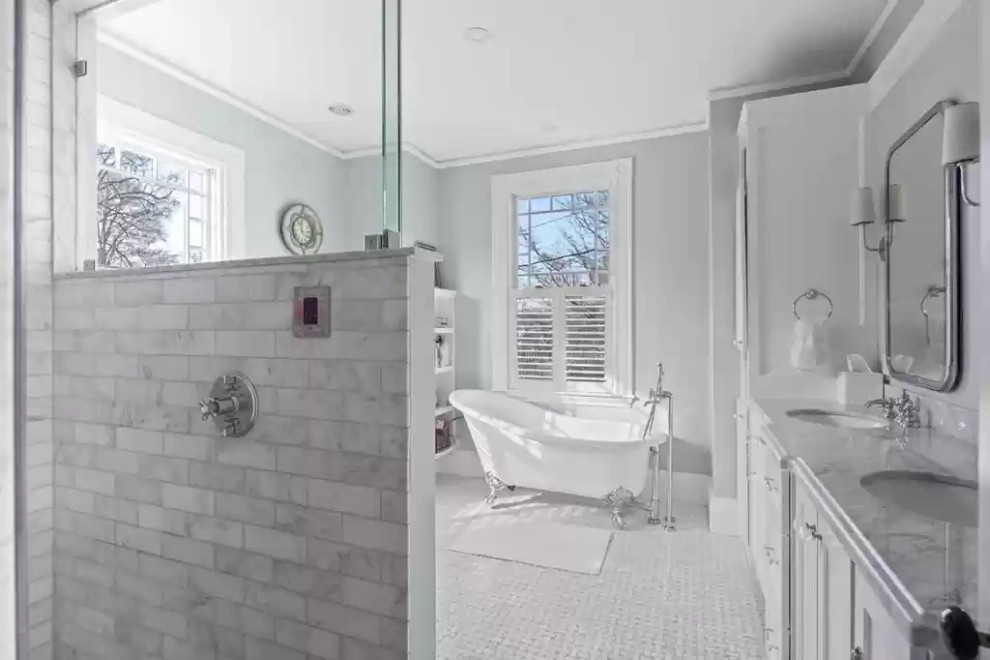 Пример оригинального дизайна: большая главная ванная комната в викторианском стиле с фасадами с утопленной филенкой, белыми фасадами, ванной на ножках, угловым душем, биде, мраморной плиткой, синими стенами, мраморным полом, врезной раковиной, серым полом, душем с распашными дверями, серой столешницей, сиденьем для душа, тумбой под две раковины и встроенной тумбой