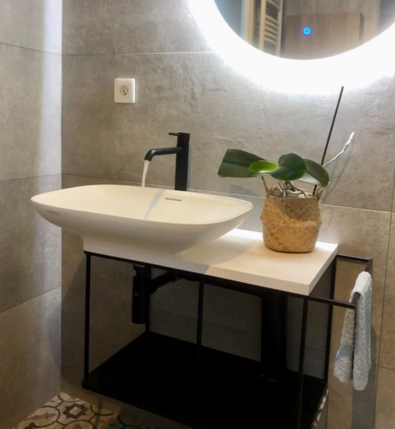 Une salle de bain au style moderne & cocooning