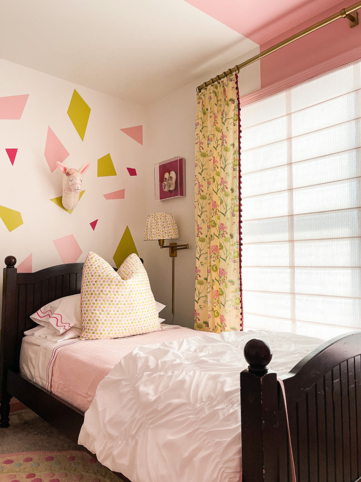 Idées déco pour une chambre classique de taille moyenne avec un mur rose.