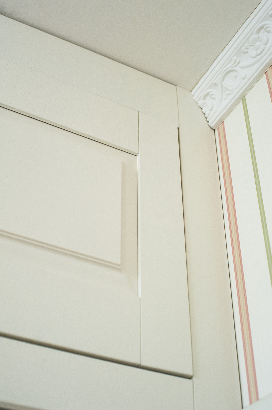 Встроенные двери купе для девушки в СПб