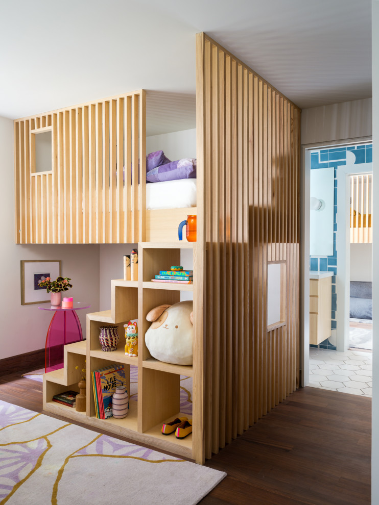 Idee per un soggiorno etnico con pareti bianche e pavimento in legno massello medio