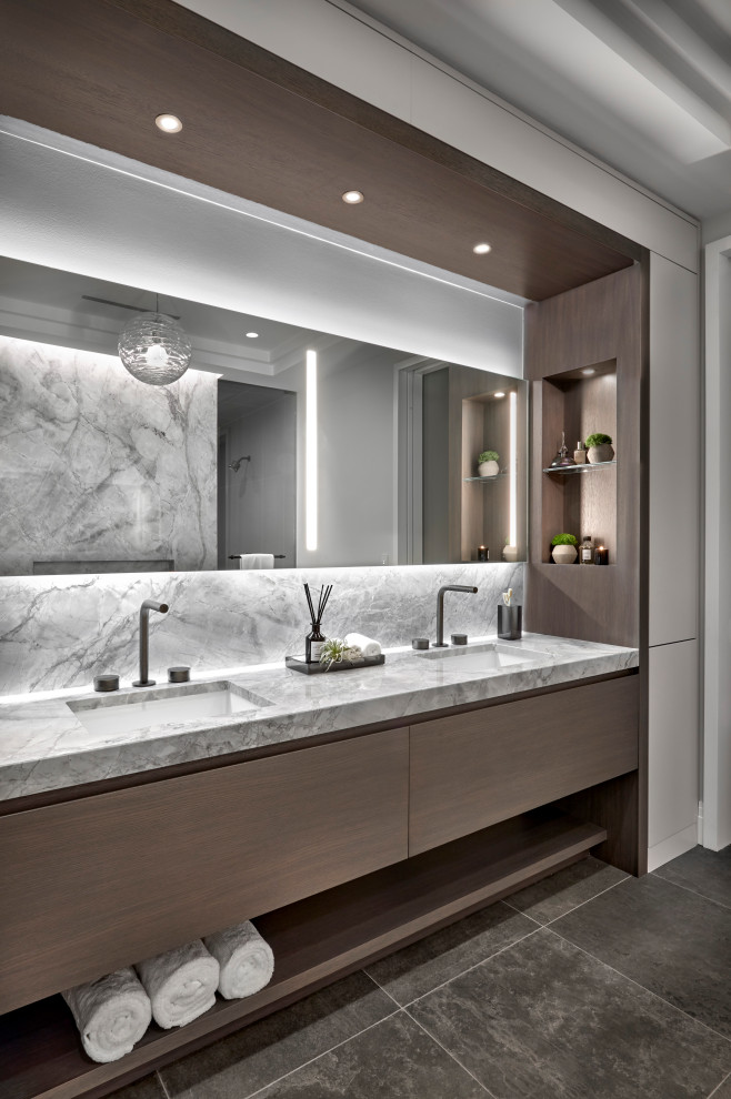 Стильный дизайн: большая главная, серо-белая ванная комната в стиле модернизм с отдельно стоящей ванной, двойным душем, мраморной столешницей, тумбой под две раковины и встроенной тумбой - последний тренд
