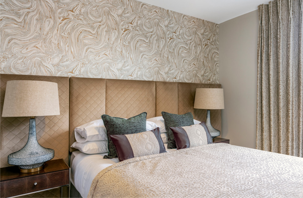 ダブリンにある中くらいなコンテンポラリースタイルのおしゃれな主寝室 (ベージュの壁、カーペット敷き、ベージュの床、壁紙) のインテリア