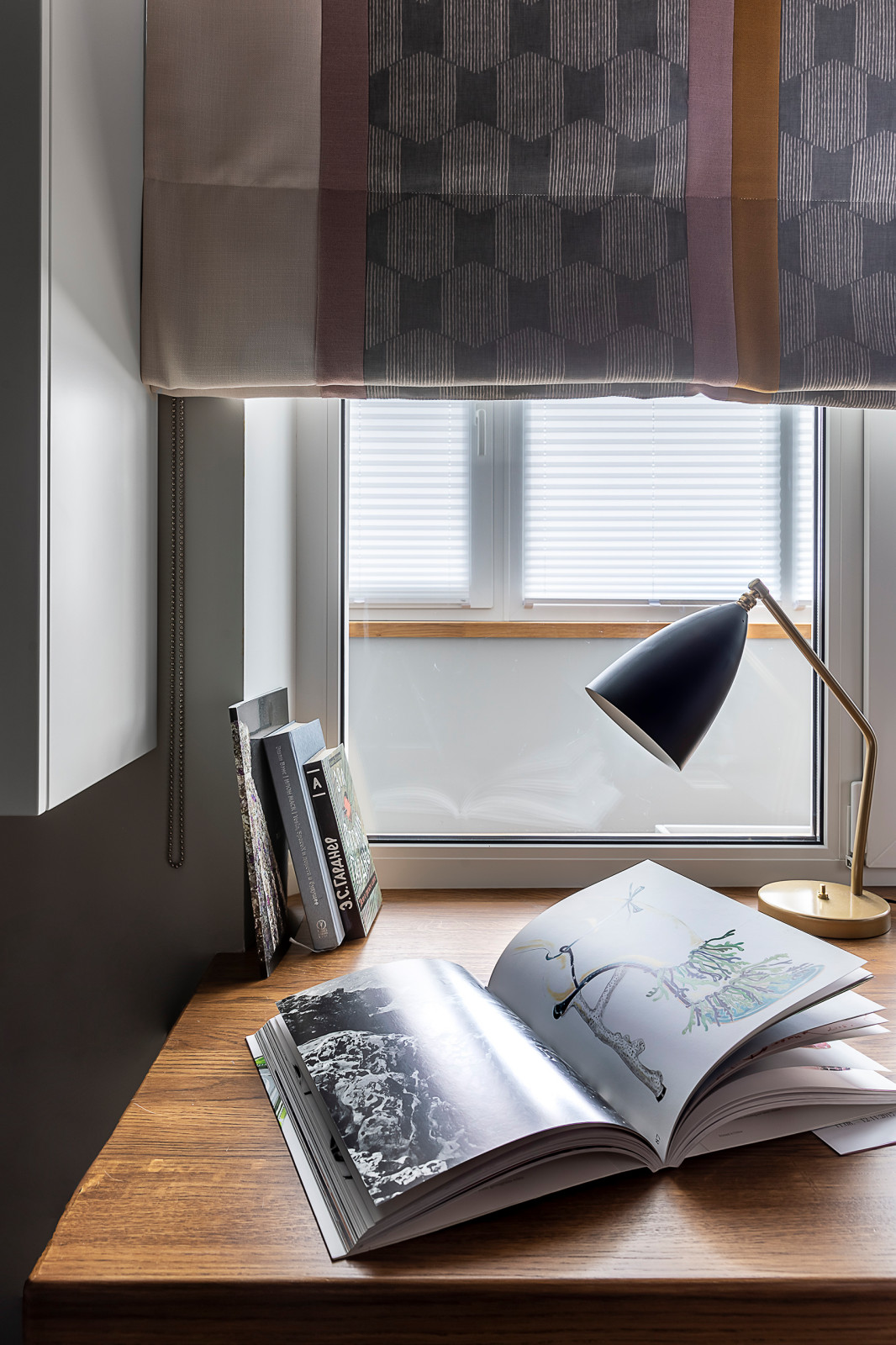 Римская штора в зоне гостиной