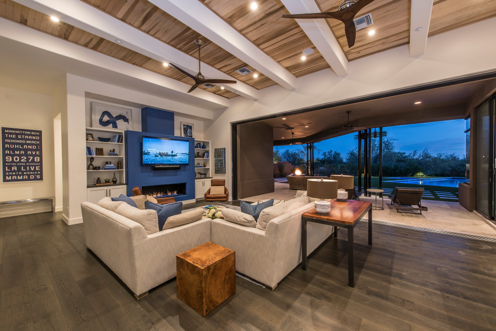 Transitional home design photo in Phoenix
