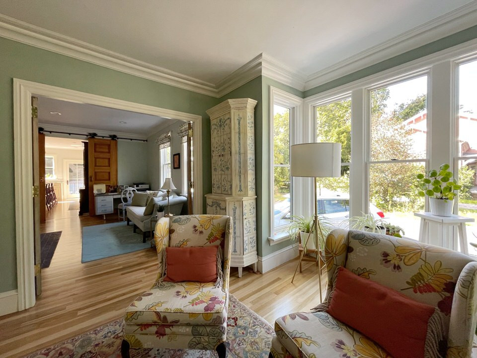 Стильный дизайн: гостиная комната среднего размера в скандинавском стиле с зелеными стенами и паркетным полом среднего тона - последний тренд