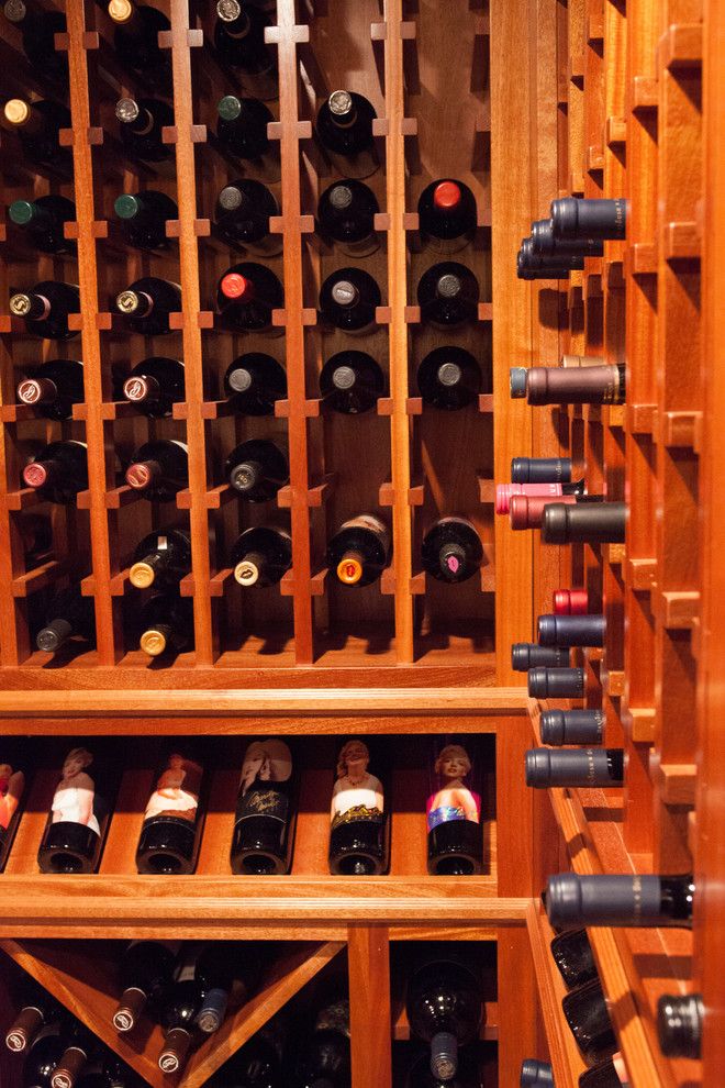 Foto på en stor medelhavsstil vinkällare, med korkgolv och vinhyllor