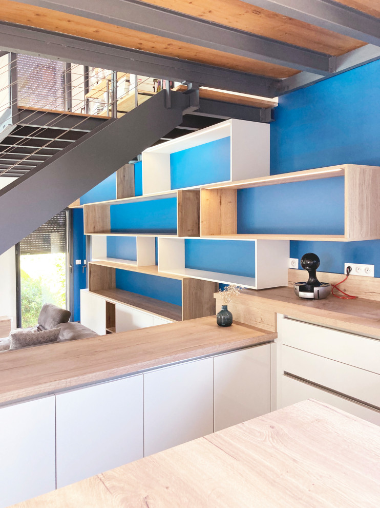 Пример оригинального дизайна: большая гостиная комната в современном стиле с с книжными шкафами и полками, синими стенами, полом из керамической плитки, серым полом и деревянным потолком без камина