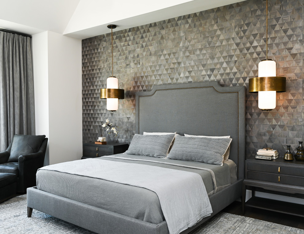 Imagen de dormitorio principal urbano de tamaño medio con paredes grises, suelo de madera oscura, suelo marrón y papel pintado