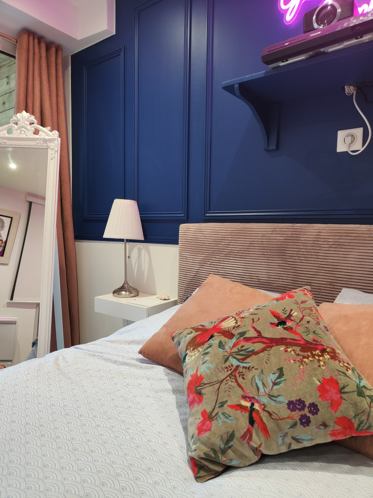 Inspiration för mellanstora klassiska barnrum kombinerat med sovrum, med blå väggar och klinkergolv i keramik
