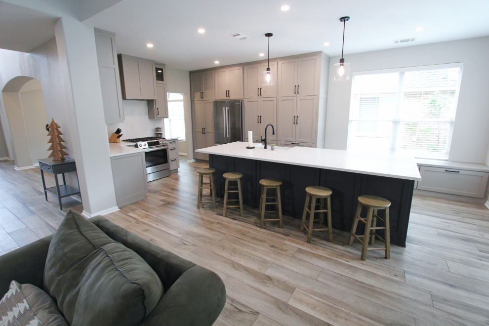 Transitional home design photo in Austin