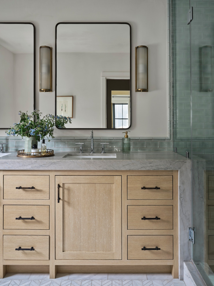 Inredning av ett klassiskt grå grått badrum, med skåp i shakerstil, skåp i ljust trä, en dusch i en alkov, grå kakel, tunnelbanekakel, beige väggar, ett undermonterad handfat och vitt golv
