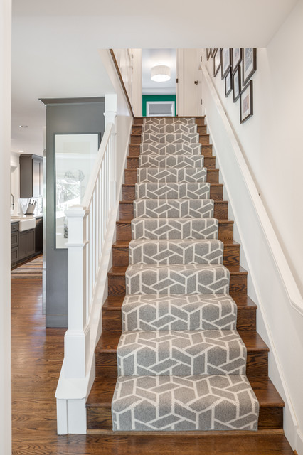 Customized Transitional Staircase moderno-escalera