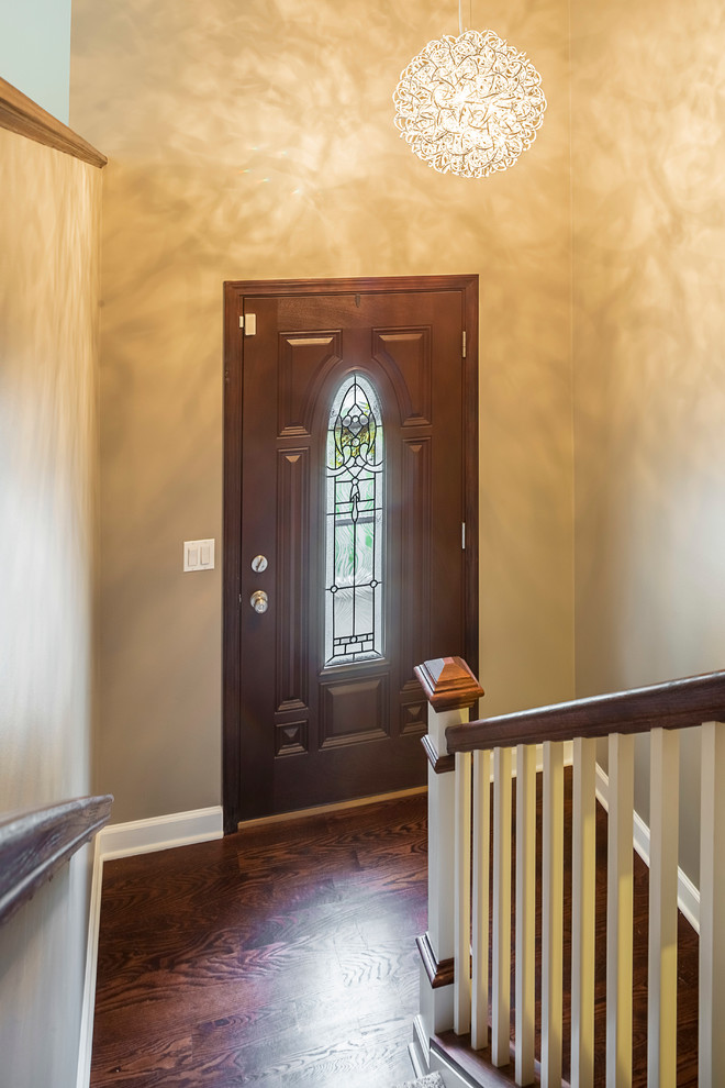 Example of a transitional home design design in Chicago