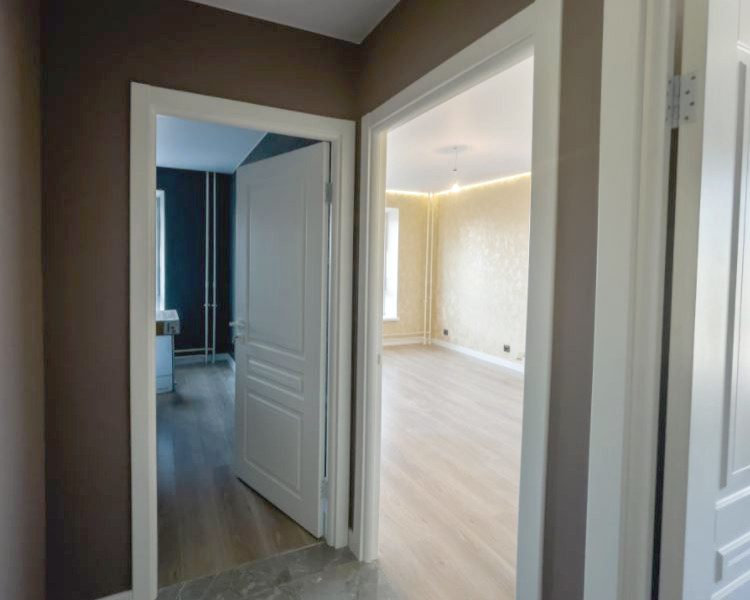 На фото: коридор среднего размера с коричневыми стенами, полом из керамогранита, серым полом и обоями на стенах