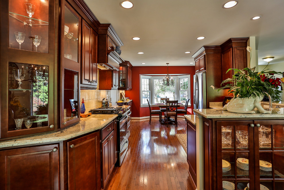Example of a transitional kitchen design in DC Metro