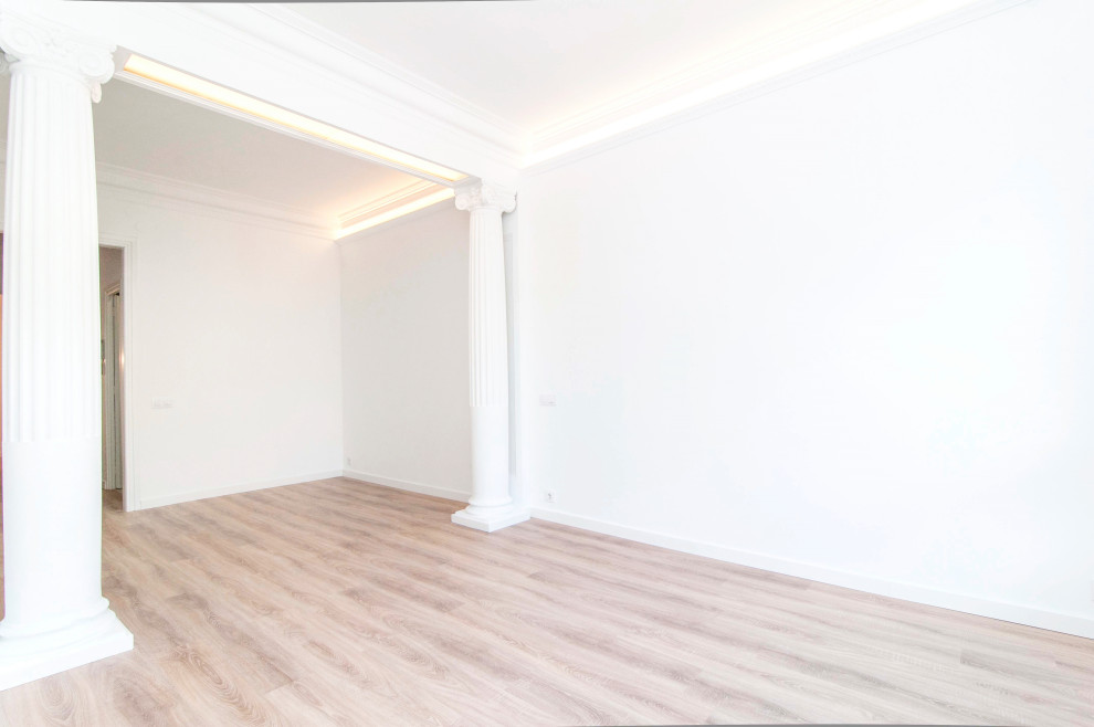 Idee per un grande soggiorno chic aperto con pareti bianche, pavimento in laminato e pavimento marrone