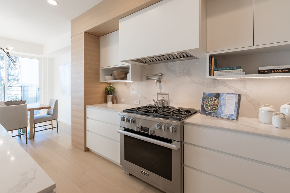 Kitchen - transitional kitchen idea in Vancouver