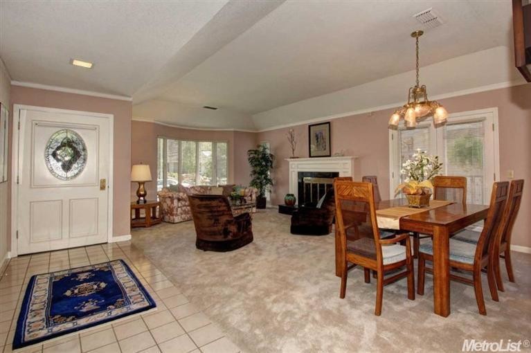 What colors go with cream colored carpet