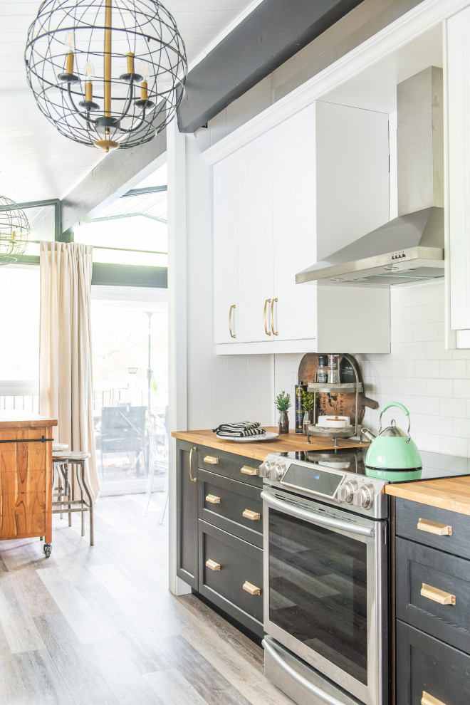 Transitional home design photo in Toronto
