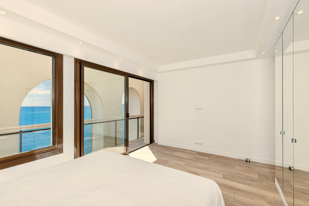 На фото: хозяйская спальня среднего размера в современном стиле с белыми стенами, полом из керамической плитки, бежевым полом и многоуровневым потолком с