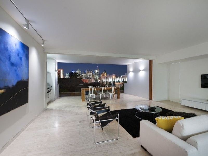This is an example of a contemporary living room in Brisbane.