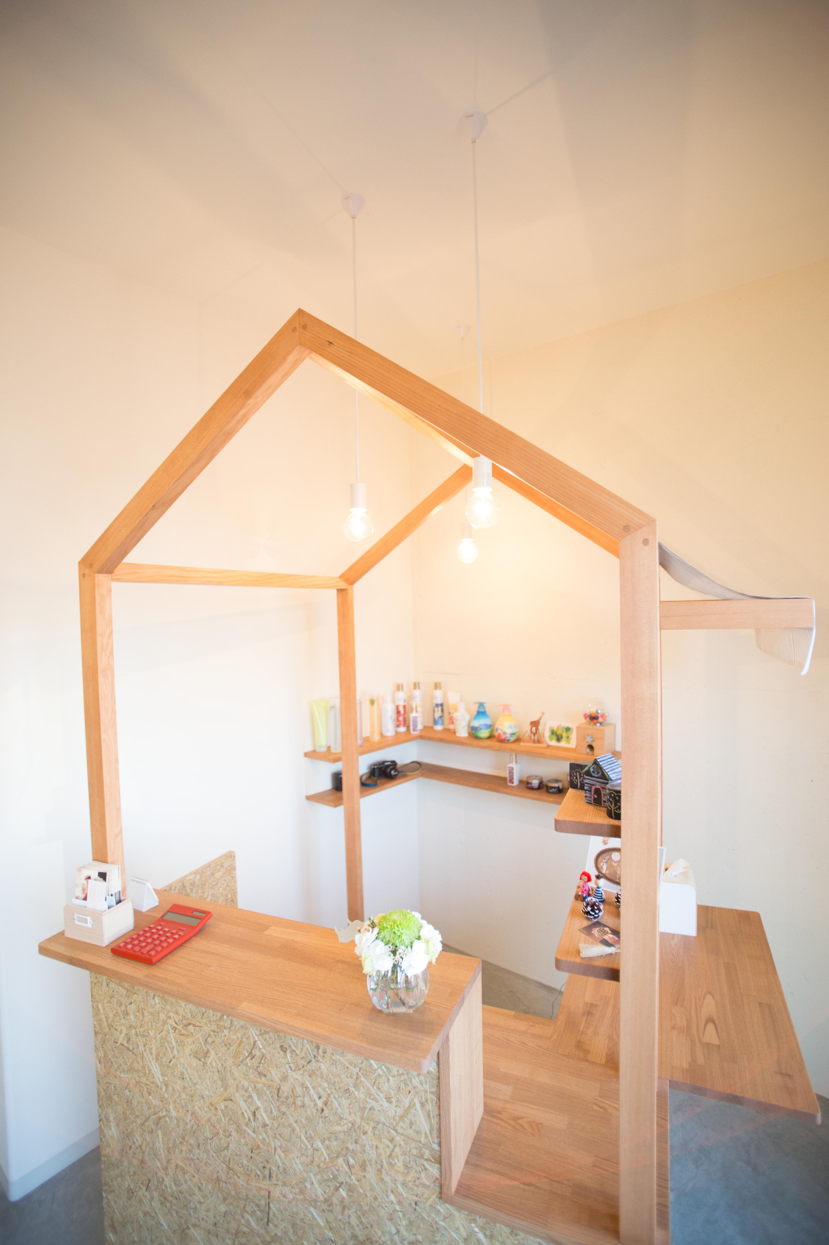 受付（小屋の低目のカウンターはネイルコーナー）
