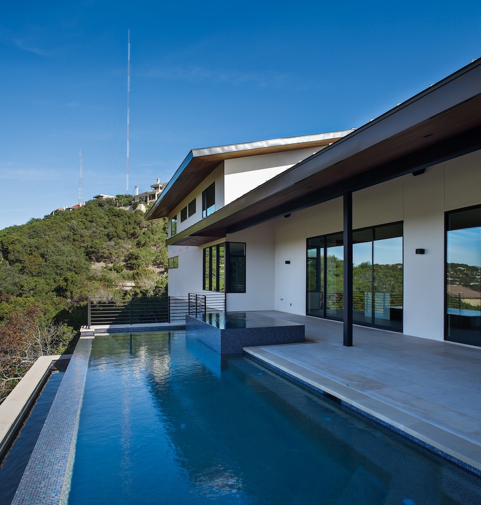 Inspiration for a modern pool in Austin.