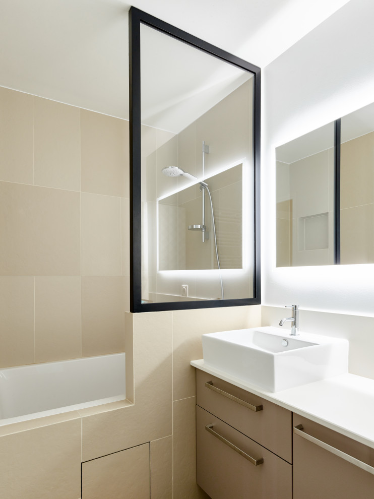 Réalisation d'une salle de bain principale design de taille moyenne avec des portes de placard beiges, un carrelage beige, meuble simple vasque et meuble-lavabo sur pied.