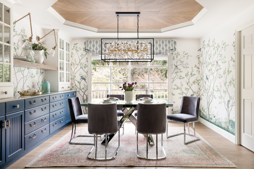 Пример оригинального дизайна: кухня-столовая среднего размера в классическом стиле с разноцветными стенами, паркетным полом среднего тона, коричневым полом, деревянным потолком и обоями на стенах без камина