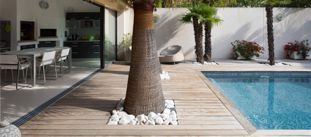 Plage piscine &agrave; Carry le Rouet contemporary-deck