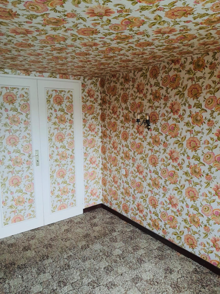 Kleines Mid-Century Gästezimmer mit bunten Wänden, Teppichboden, orangem Boden, Tapetendecke und Tapetenwänden in Dijon