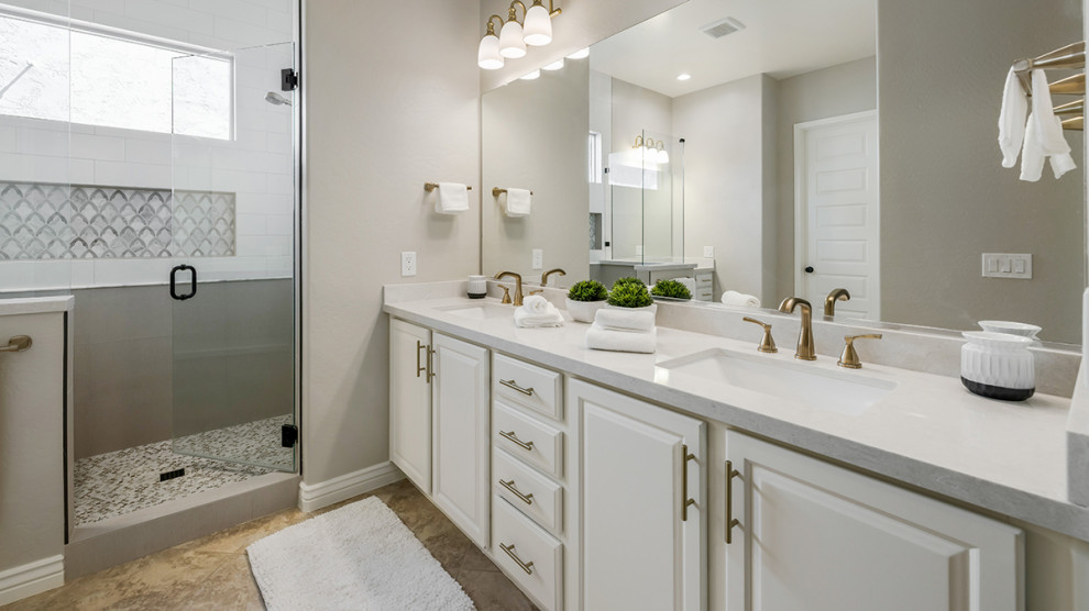 Foto på ett mycket stort funkis vit en-suite badrum, med skåp i shakerstil, vita skåp, en dusch i en alkov, vit kakel, keramikplattor, grå väggar, ett undermonterad handfat, bänkskiva i kvarts och dusch med gångjärnsdörr