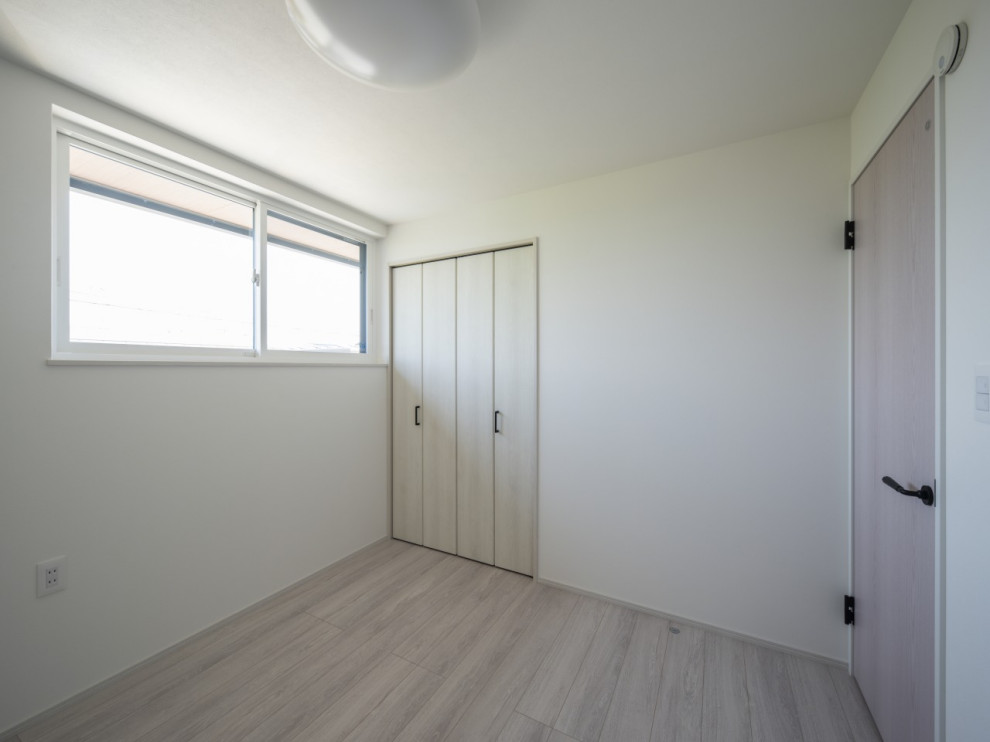 Mittelgroßes Modernes Mädchenzimmer mit weißer Wandfarbe, Vinylboden, grauem Boden, Tapetendecke und Tapetenwänden in Sonstige