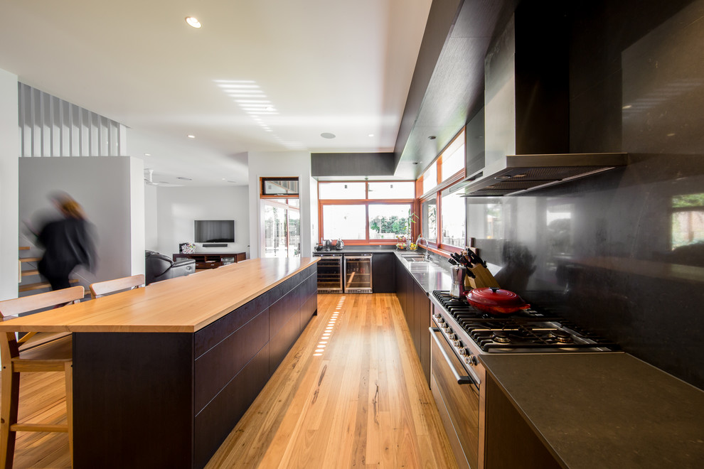 Design ideas for a contemporary kitchen in Brisbane.
