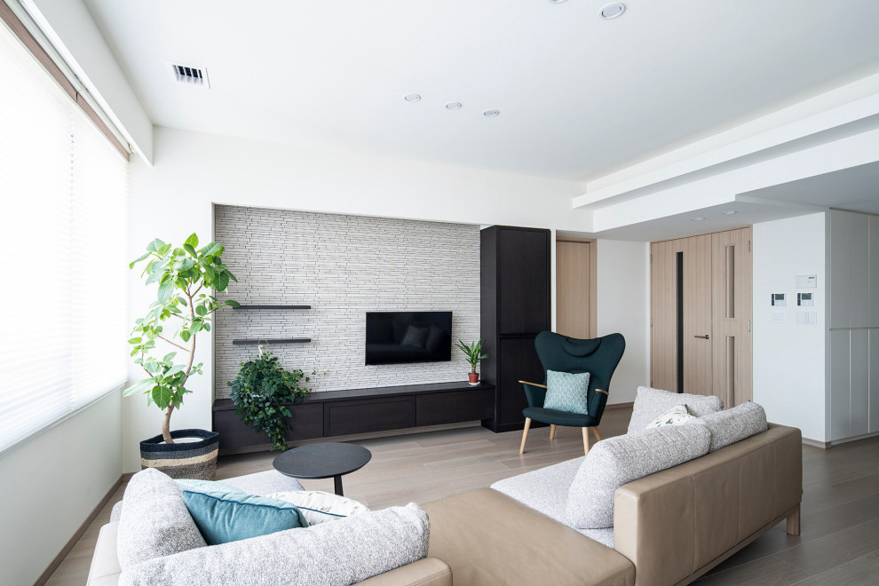 Источник вдохновения для домашнего уюта: большая открытая гостиная комната в скандинавском стиле с телевизором на стене