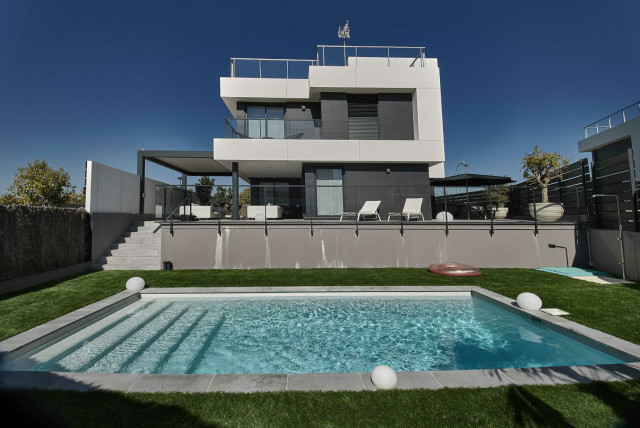 Minimalismo c&aacute;lido piscina