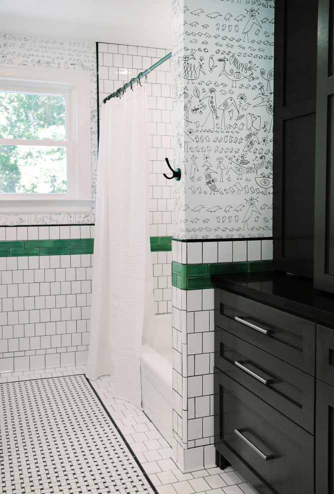 Exempel på ett klassiskt badrum för barn, med ett badkar i en alkov, en dusch/badkar-kombination, en toalettstol med hel cisternkåpa, vit kakel, keramikplattor, vita väggar, mosaikgolv, ett avlångt handfat, vitt golv och dusch med duschdraperi