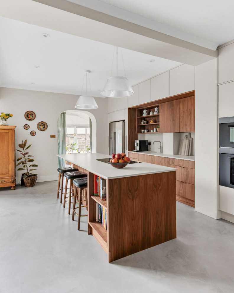 Foto di un grande cucina con isola centrale minimalista con pavimento grigio