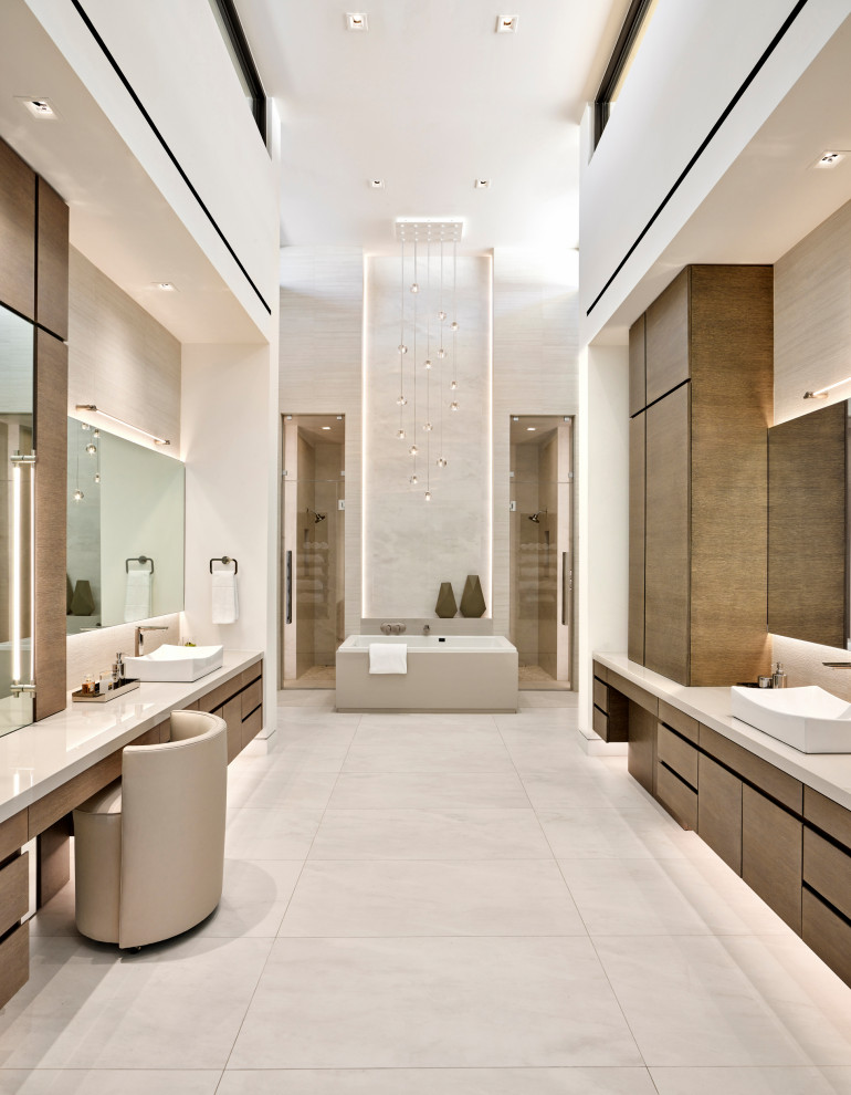 Exempel på ett stort modernt vit vitt en-suite badrum, med släta luckor, beige skåp, ett fristående badkar, våtrum, en toalettstol med hel cisternkåpa, ett fristående handfat och dusch med gångjärnsdörr