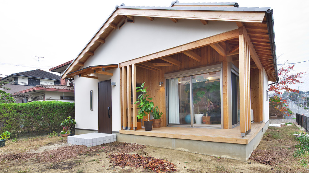 Inspiration for an asian ground level deck in Other with a roof extension.