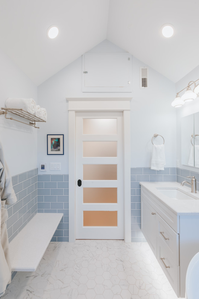 Foto på ett stort beige en-suite badrum, med luckor med infälld panel, vita skåp, ett japanskt badkar, en kantlös dusch, blå kakel, tunnelbanekakel, vita väggar, mosaikgolv, bänkskiva i kvarts, vitt golv och med dusch som är öppen