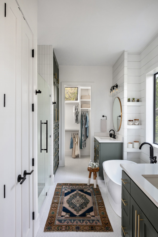 Стильный дизайн: главная ванная комната среднего размера в стиле модернизм с фасадами в стиле шейкер, зелеными фасадами, отдельно стоящей ванной, двойным душем, белой плиткой, керамической плиткой, белыми стенами, полом из керамической плитки, врезной раковиной, столешницей из кварцита, белым полом, душем с распашными дверями, белой столешницей, нишей, тумбой под две раковины, напольной тумбой и стенами из вагонки - последний тренд