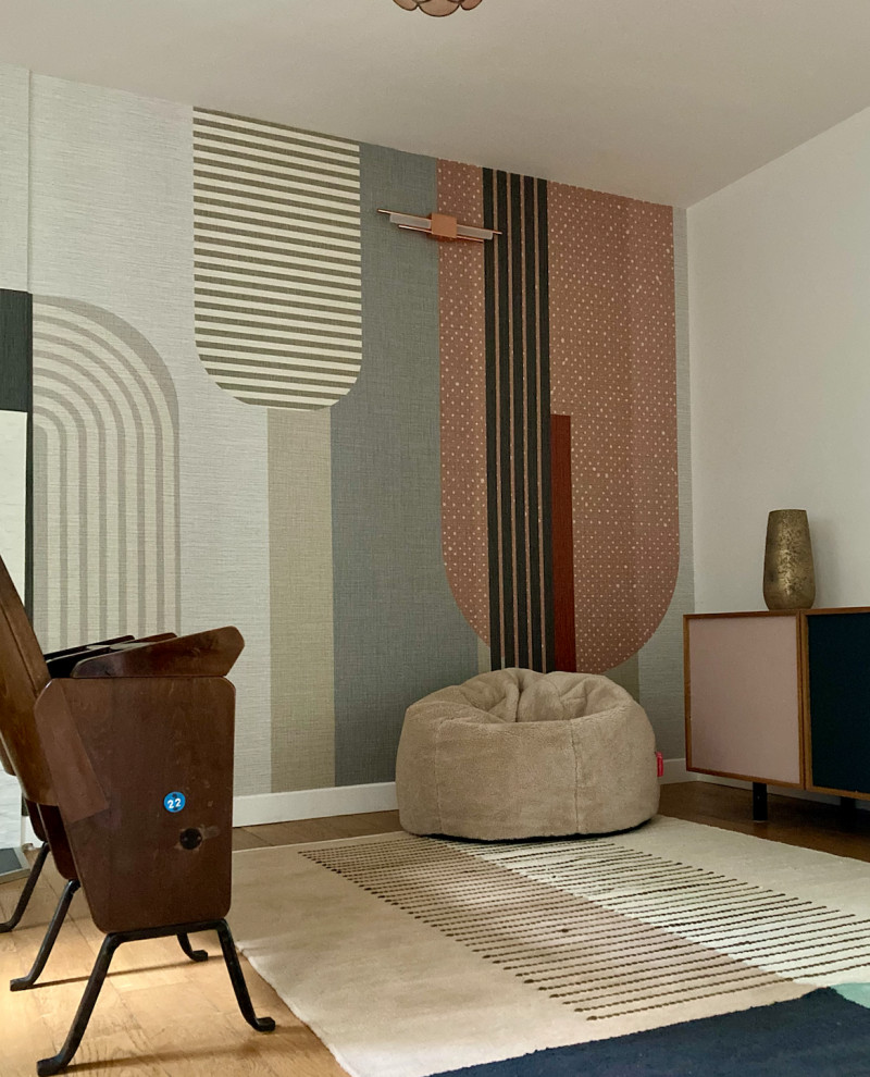 Modelo de cine en casa abierto ecléctico de tamaño medio con paredes multicolor, suelo de madera clara, pantalla de proyección y suelo marrón