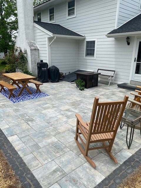 Cambridge Oceanside Pavers with coal river rock border