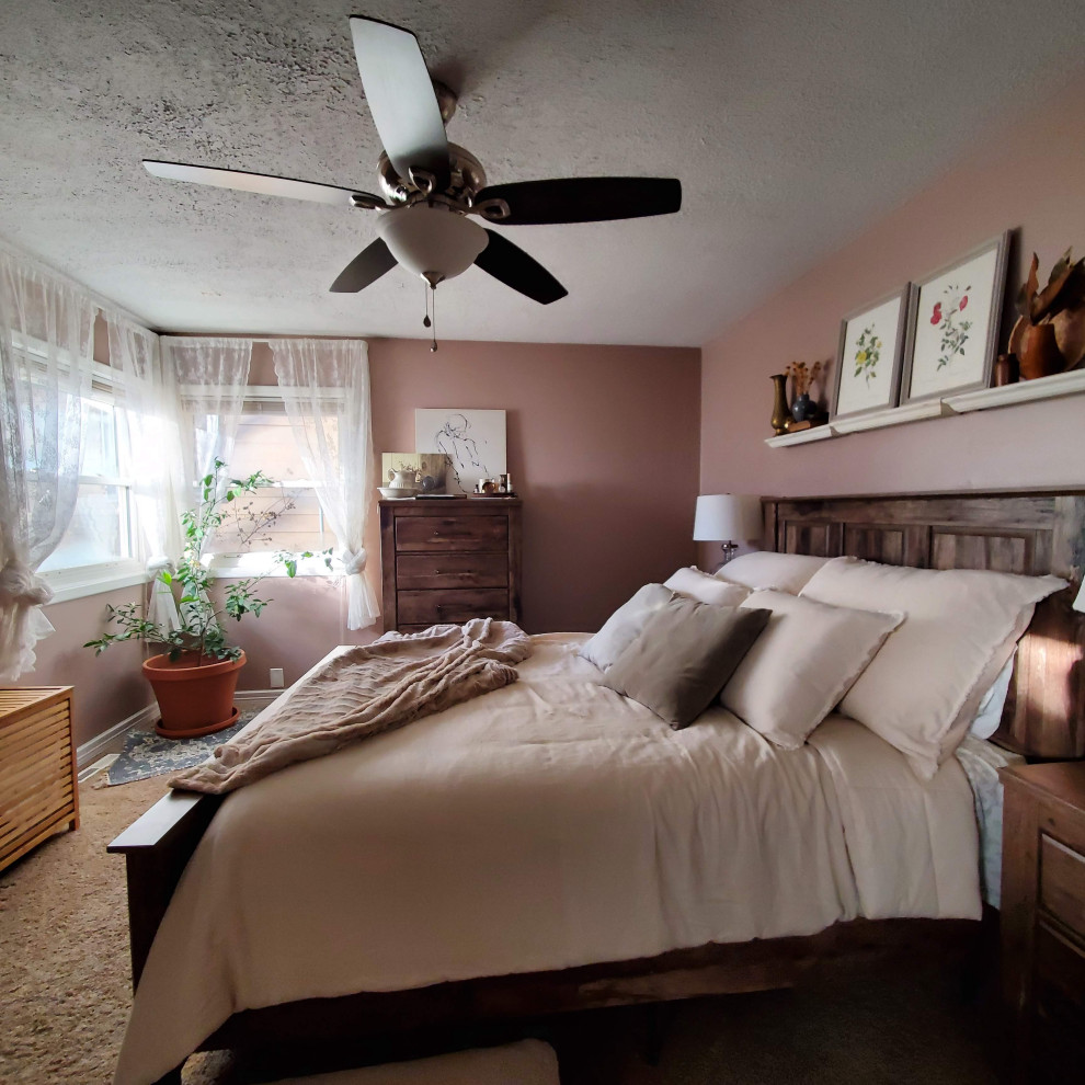 Cette photo montre une chambre de taille moyenne avec un mur rose et un sol beige.