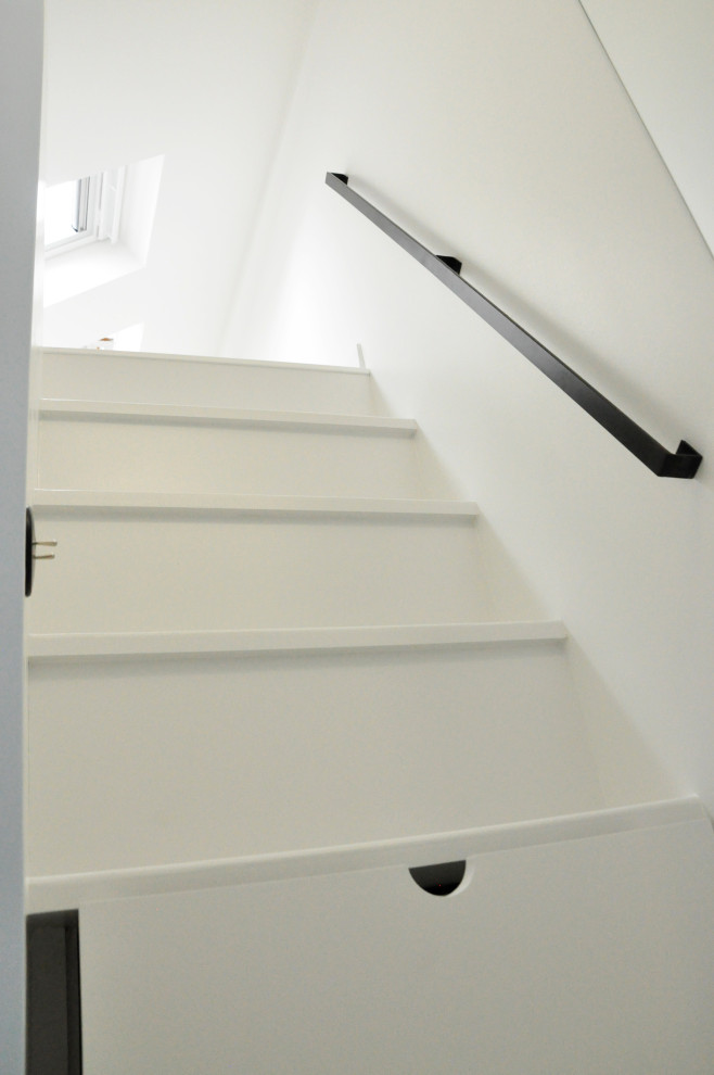 Идея дизайна: маленькая прямая лестница в современном стиле с крашенными деревянными ступенями, крашенными деревянными подступенками, перилами из смешанных материалов и кладовкой или шкафом под ней для на участке и в саду