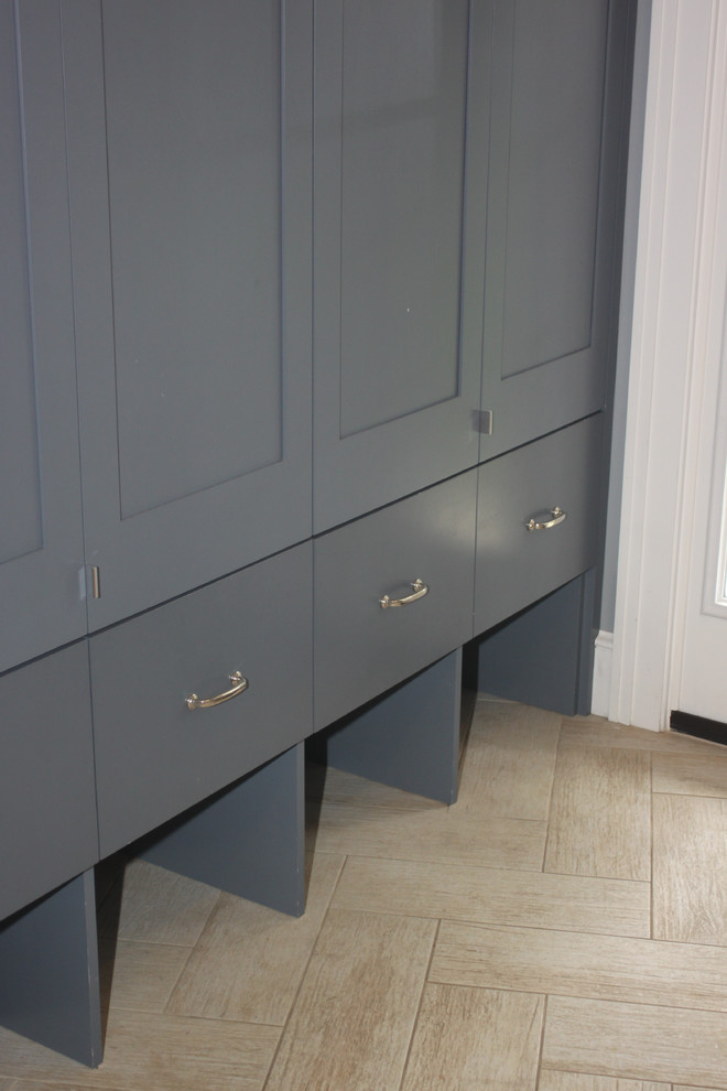 Example of a transitional kitchen design in Cleveland